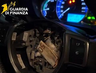 Il doppiofondo ricavato nel vano dell'airbag