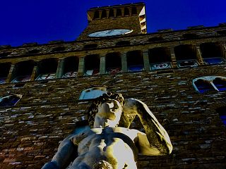 La facciata al buio di Palazzo Vecchio col David