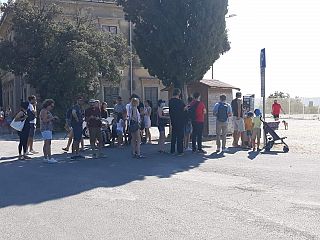 Persona in coda al parcheggio della stazione (foto da Fb Gazzetta di Volterra)