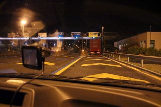 casello autostrada notte