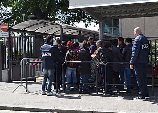 Immigrati in fila per richiedere documenti
