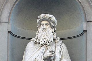Particolare della statua di Leonardo agli Uffizi
