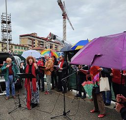 La manifestazione sotto il cantiere sotto sequestro a Firenze