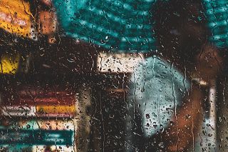 pioggia contro un vetro