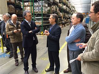 Enrico Rossi in visita alla Pentair Nocchi a Vicopisano mentre il direttore dello stabilimento Vittorio Brudu illustra l'attività della fabbrica