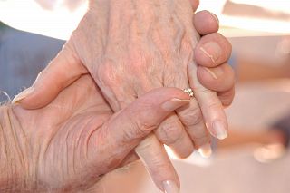 mani di anziani