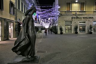Il corso Matteotti a Pontedera illuminato per il Natale 2020