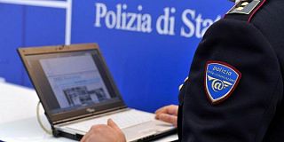 polizia postale con computer