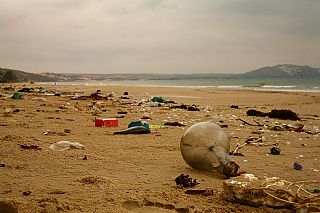 rifiuti sulla spiaggia