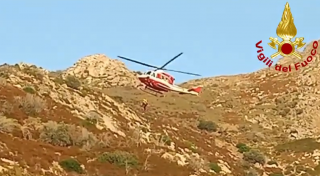 Le operazioni di recupero con l'elicottero dei vigili del fuoco