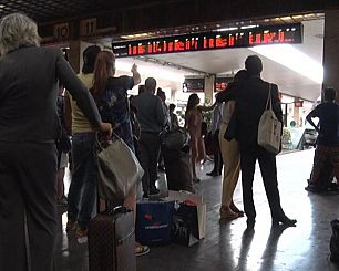 passeggeri attendono i treni