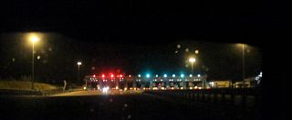 casello autostradale di notte