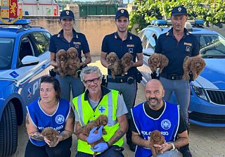 Agenti della Polstrada con i cuccioli salvati