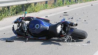 Una moto a terra dopo un incidente - foto di repertorio