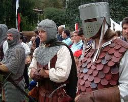 persone in costume medievale