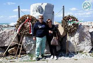 Andrea e Carla Verdigi davanti al monumento che ricorda il sacrificio del figlio Marco Domenico