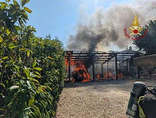 I vigili del fuoco sul luogo dell'incendio