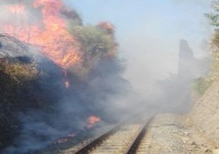incendio lungo la ferrovia