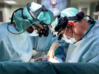 chirurghi in sala operatoria
