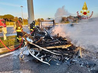 I vigili del fuoco durante l'intervento