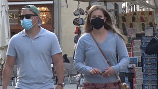 Persone in strada con la mascherina - foto di repertorio