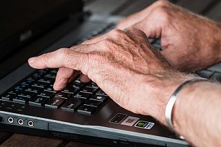 mani sulla tastiera del computer