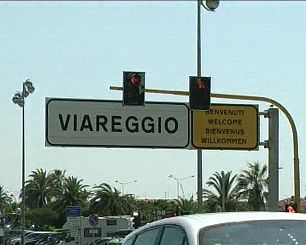 Cartello stradale Viareggio