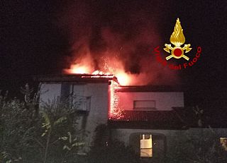 L'incendio al tetto della palazzina