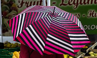 persona con l'ombrello sotto la pioggia