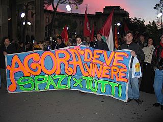 Striscione colorato con scritto: "Agorà deve vivere, spazi x tutti"