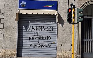 La scritta sulla sede fiorentina di Futuro Nazionale