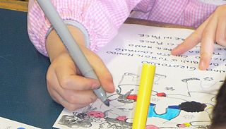 bambina disegna all'asilo