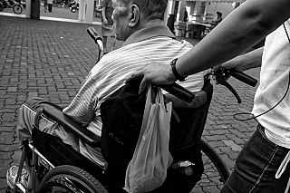 anziano su sedia a rotelle