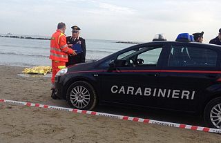 carabinieri e soccorritori in spiaggia