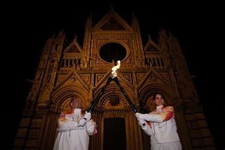 Alice Volpi e Tommy Marino si passano la Fiamma Olimpica