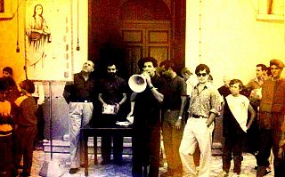 L'associazione perignanese nel 1985. Don Armando Zappolini col megafono