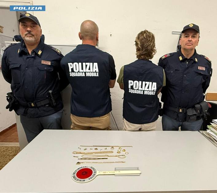 Operatori di Polizia e gioielli nella fotografia pubblicata da Gazzetta di Livorno