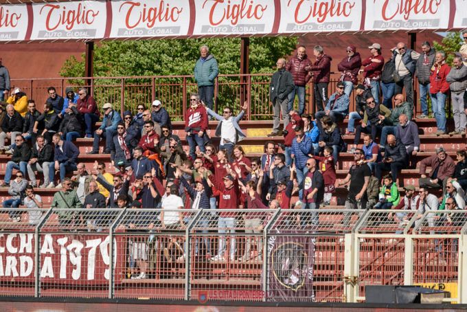 Tifosi allo stadio Mannucci di Pontedera