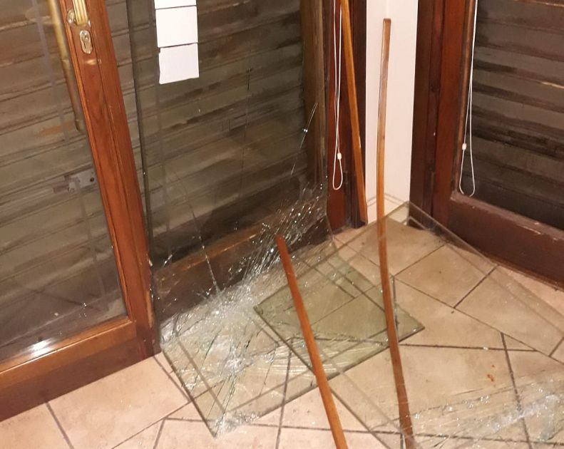 D In Escandescenze E Sfascia Le Vetrine Cronaca PONTEDERA