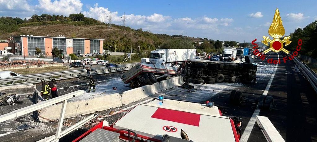 Tir si cappotta e piomba nella corsia opposta chiusa la A1