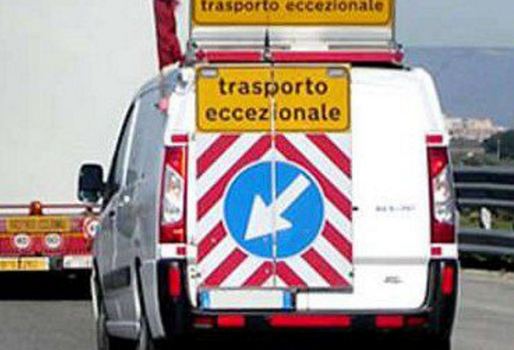 Arriva un trasporto eccezionale e la strada chiude Attualit CARRARA