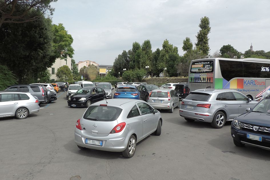 Sosta selvaggia: a Casoria la pensilina dell'autobus diventa area di  parcheggio