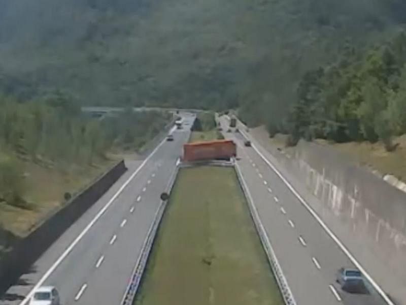 Tir Fa Inversione Di Marcia Sull Autostrada Cronaca Massa Carrara