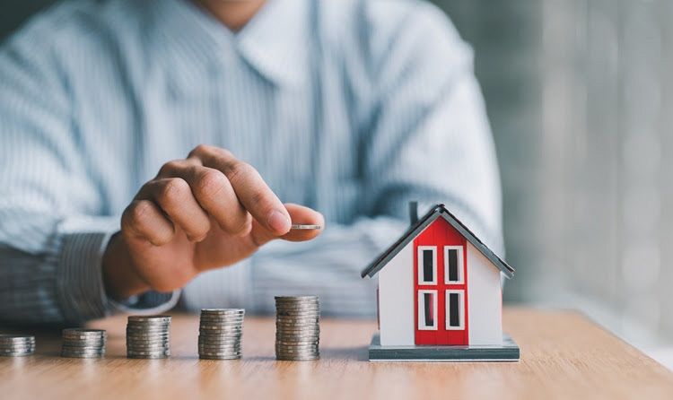 若者は住宅ローンのリクエストを購入するために戻ってフライアンドフライ