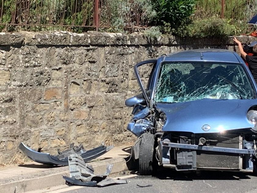 Con l auto contro un muro Cronaca MONTAGNANO