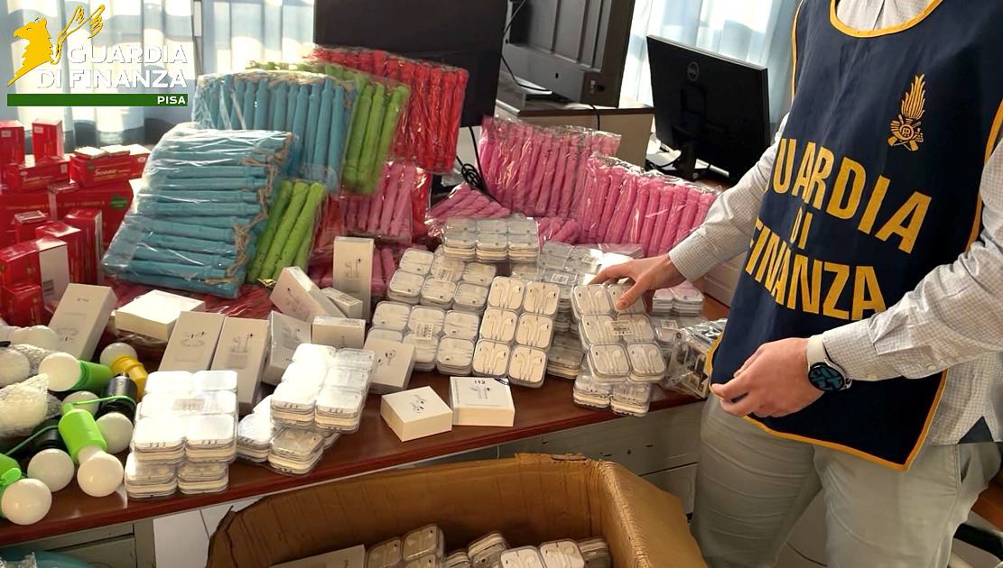 Prodotti sequestrati nella fotografia della Guardia di Finanza di Pisa pubblicata dalla fonte