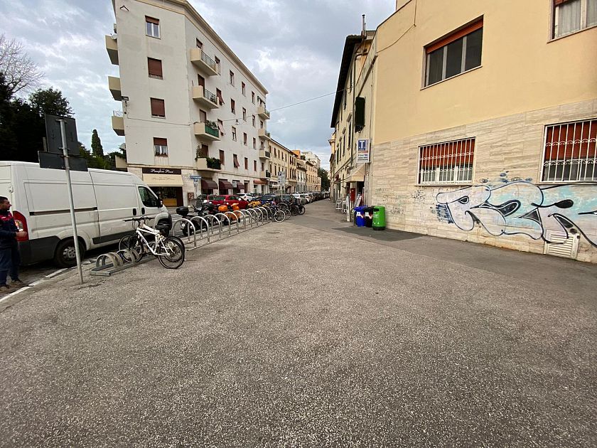 Rastrelliera per biciclette 9 posti con base in cemento