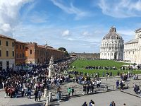 Gli studenti a Pisa in piazza dei Miracoli per il rito della lucertola 