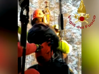 L'escursionista viene issata a bordo dell'elicottero