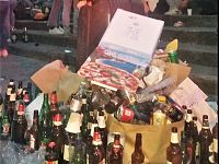 Cassonetti stracolmi, decine di bottiglie di birra e cartoni della pizza